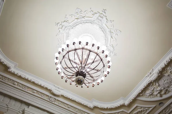 Chandelier Ceiling Old Building Large Room Hall — Stock Photo, Image