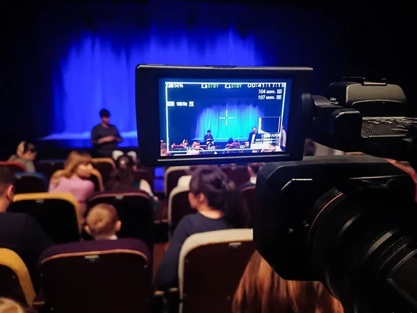 Lcd Displej Digitálním Camcorderu Děti Rodiče Hlediště Divadla Před Show — Stock fotografie