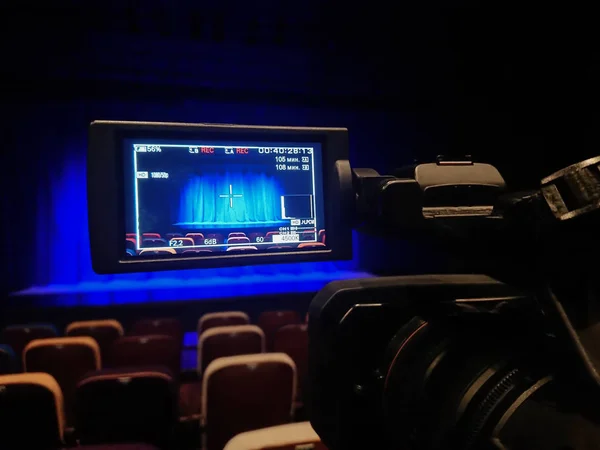 在剧院里拍摄视频 带液晶显示的数字摄像机 空荡荡的礼堂舞台上的蓝色窗帘 — 图库照片