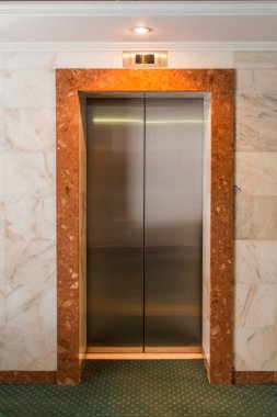 Metal Asansör kapı lobisinde. Koridorda bir otel.
