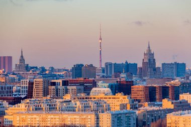 Moskova akşam panorama. Kış manzarası. Ufukta Ostankino Tv Kulesi.