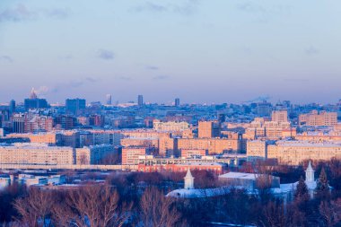 Gün batımında Panorama Moskova. Kış günü şehir manzarası.
