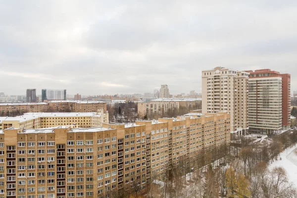 Многоэтажные Жилые Дома Городе Городской Пейзаж Зимний Облачный День — стоковое фото