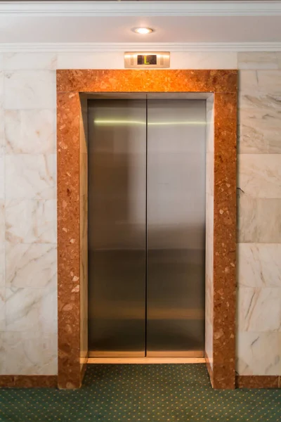 Metal Asansör kapı lobisinde. Koridorda bir otel.