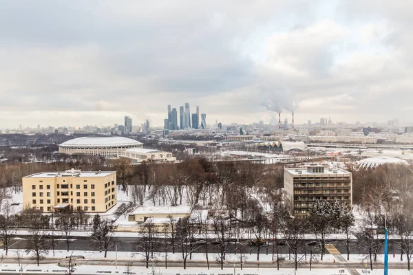 城市景观 冬季多云的日子 热电联产管道冒烟 莫斯科国际商务中心 莫斯科城 — 图库照片
