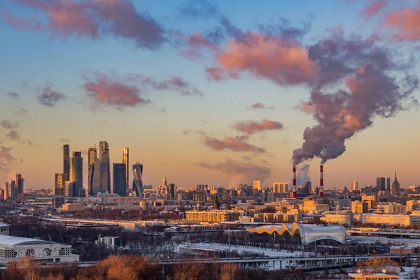 모스크바 비즈니스 모스크바 발전소의 파이프에서 — 스톡 사진