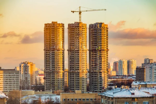 Büyük şehirde yüksek katlı konut inşaatı. Kış cityscape gün batımında. Moscow, Rusya Federasyonu.