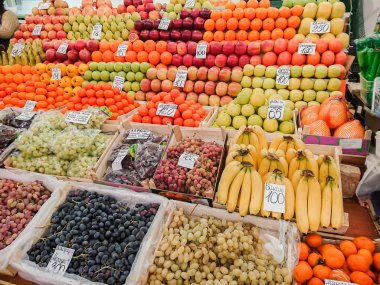 Çeşitli meyve ve çilek üstünde belgili tanımlık çarşı sayaç.