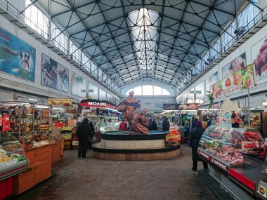 Saratov / Rusya - 2 Ocak 2019: Kapalı pazar. 1916 yılında inşa edilmiş antik bir bina. Çeşitli gıda ürünlerinin satışı. İnsanlar, alıcılar ve satıcılar.