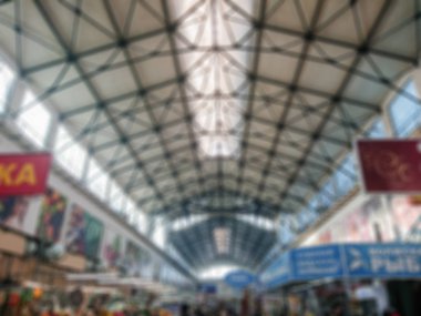 Soyut bulanık görüntü. Ufuk objektif bokeh. Kent Gıda kapalı çarşı. Tarım ürünleri. Alıcı ve satıcı. Cam tavan.