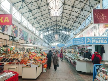Saratov / Rusya - 26 Ocak 2019: kapalı çarşı. Antik Bina, 1916 yılında inşa edilmiş. Çeşitli gıda ürünleri satışı. İnsanlar, alıcı ve satıcı.