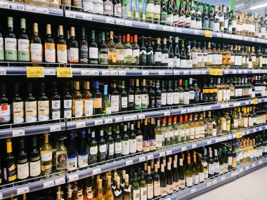 Saratov / Rusya - 5 Şubat 2019: beyaz şarap süpermarket raflarında çeşitli markalar.