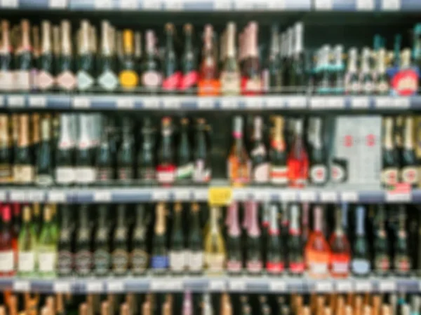 抽象模糊图像 隐形眼镜 超市货架上的葡萄酒 干邑和其他含酒精饮料 — 图库照片