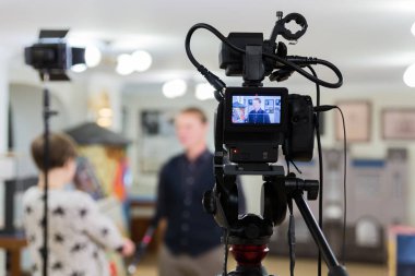Video görüşme. Televizyon ekipmanları, camcorder ile Lcd ekran, aydınlatma cihazları.