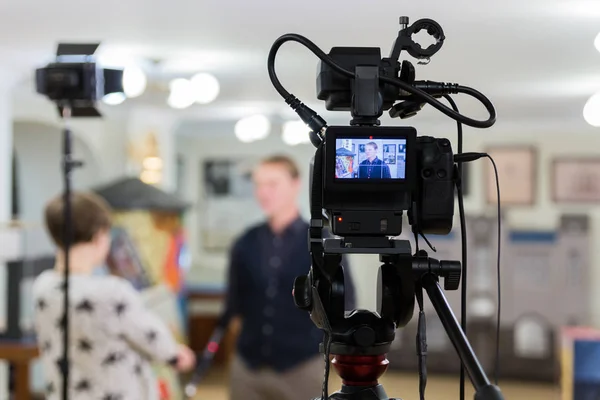 Video z rozhovoru. Zařízení televize, videokamery s Lcd obrazovkou, osvětlovací zařízení. - Stock obrázek