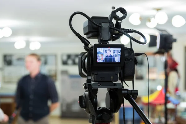 Video Entrevista Equipo Televisión Videocámara Con Pantalla Lcd Equipo Iluminación — Foto de Stock