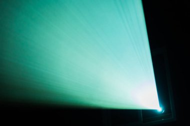 Projektörün sinema ışık demeti. Tiyatro ekipman. Arka plan.