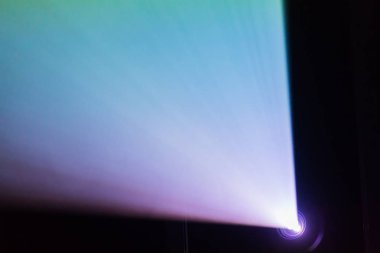 Projektörün sinema ışık demeti. Tiyatro ekipman. Arka plan.