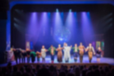Sanatçılar sahne performansı sonunda. Seyirciler salonu. Duman ile gündeme gelen ışık ışınları. Ufuk soyut resim. Kamera lens bokeh etkisi.