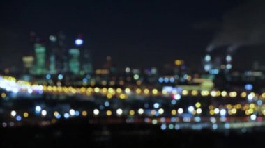 Ufuk soyut resim. Bokeh etkisi. Büyük şehrin altın ışıkları. Gece şehir manzarası, arabalar ışıkları ve Windows evlerin.