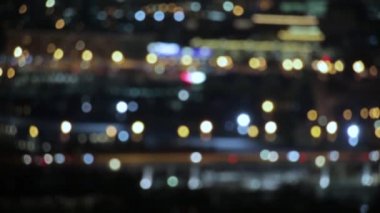 Ufuk soyut resim. Bokeh etkisi. Büyük şehrin altın ışıkları. Gece şehir manzarası, arabalar ışıkları ve Windows evlerin.