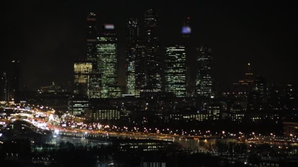 モスクワ国際ビジネス センター モスクワ 夜や夕方の街並み 青い空と街路灯 都市建築 — ストック動画