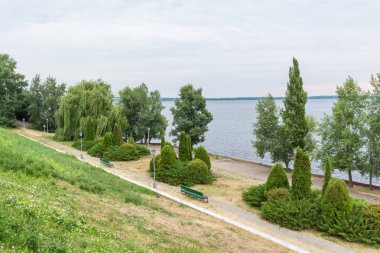 Şehir Parkı. Nehir dolgu üzerinde çeşitli bitkiler.