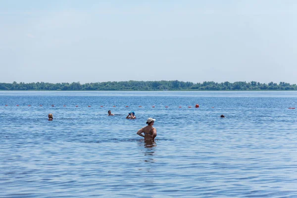 Saratov Rusia Julio 2018 Gente Nada Río Playa Día Soleado — Foto de Stock