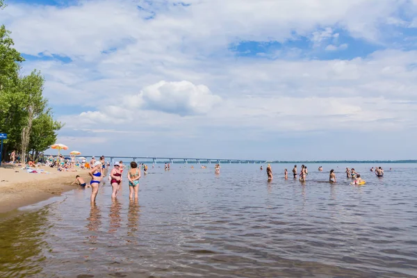 Saratov Rusia Julio 2018 Gente Toma Sol Nada Río Una — Foto de Stock