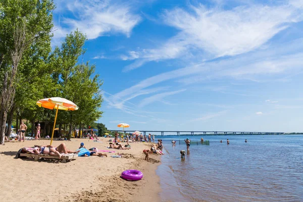 Saratov Rusia Julio 2018 Gente Toma Sol Nada Río Una — Foto de Stock