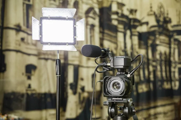在室内拍摄报告 视频设备 摄像机 摄像头麦克风枪 Led 照明设备 三脚架 — 图库照片