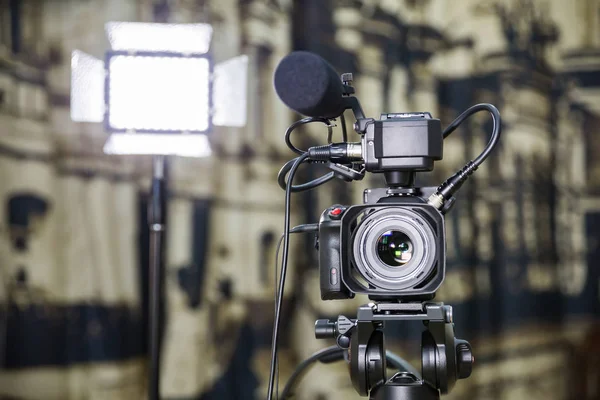 Skytte Rapport Inredningen Videoutrustning Kamerans Mikrofon Pistol Kamera Stativ Led — Stockfoto