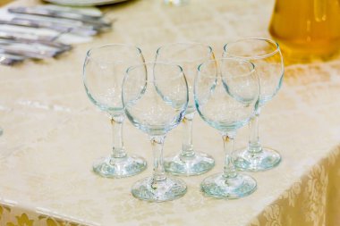 Masanın üzerinde beş boş şarap bardakları. Bir ziyafette, hizmet veren catering.
