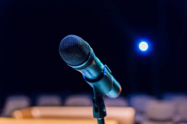 Kablosuz mikrofon stand üzerinde arka plan bulanık. Boş seyirci.