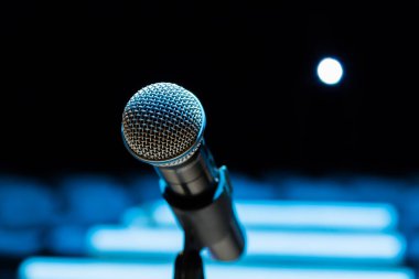 Kablosuz mikrofon stand üzerinde arka plan bulanık. Boş seyirci.