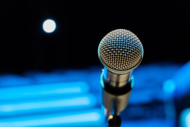 Kablosuz mikrofon stand üzerinde arka plan bulanık. Boş seyirci.