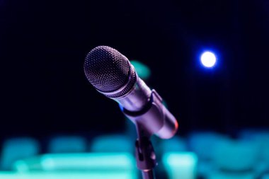 Kablosuz mikrofon stand üzerinde arka plan bulanık. Boş seyirci.