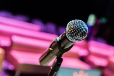 Kablosuz mikrofon stand üzerinde arka plan bulanık. Boş seyirci.