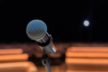 Kablosuz mikrofon stand üzerinde arka plan bulanık. Boş seyirci.