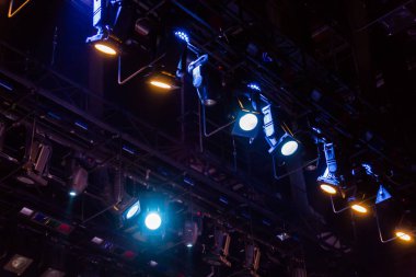 Tiyatro ya da konser salonunun aydınlatma donanımları Sahne Alanı'nda. Projektörler gelen ışık ışınları.