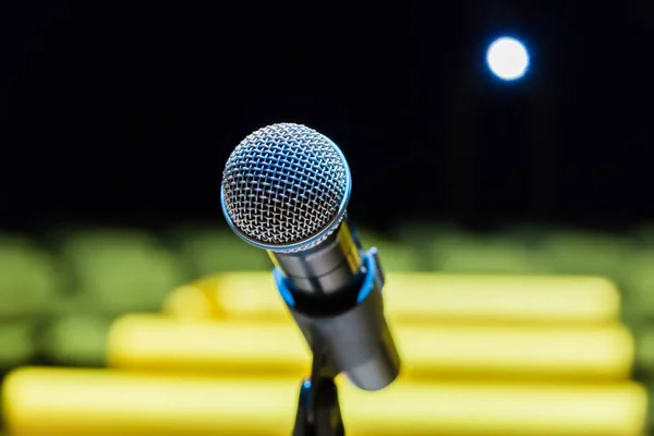 Microfone Sem Fio Stand Fundo Turvo Audiência Vazia — Fotografia de Stock