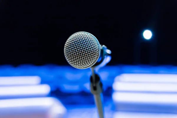 Microfone Sem Fio Stand Fundo Turvo Audiência Vazia — Fotografia de Stock