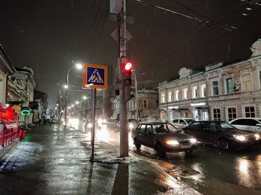 Yağmurlu havalarda akşam cityscape. Arabalar ve gece ışıkları. Şehir Saratov, Rusya Federasyonu.