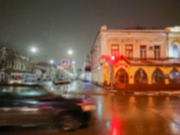 抽象图像的缺失 博凯效应 背景模糊 在多雨的天气里晚上的城市景观 汽车和夜灯 俄罗斯萨拉托夫市 — 图库照片