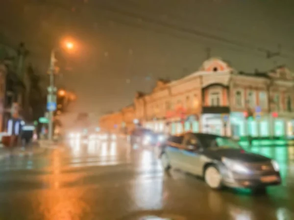 抽象图像的缺失 博凯效应 背景模糊 在多雨的天气里晚上的城市景观 汽车和夜灯 俄罗斯萨拉托夫市 — 图库照片