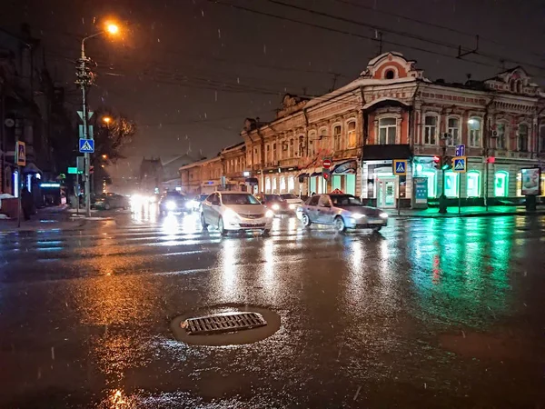 在多雨的天气里晚上的城市景观 汽车和夜灯 俄罗斯萨拉托夫市 — 图库照片