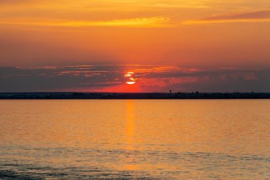 Temmuz 'da Rusya' da Volga nehrinde gün batımı. Gökyüzünde turuncu güneş. Resimli doğa. Yaz akşamı. Nehir gezisi