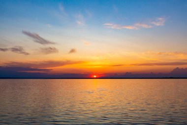 Temmuz 'da Rusya' da Volga nehrinde gün batımı. Gökyüzünde turuncu güneş. Resimli doğa. Yaz akşamı. Nehir gezisi