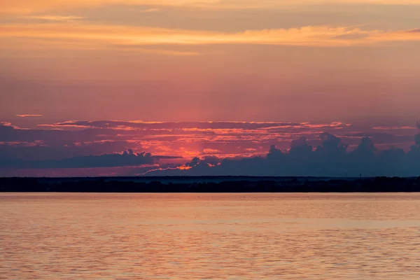 Puesta de sol en el río Volga en Rusia en julio. Sol naranja en el cielo. Naturaleza pintoresca. Noche de verano. Crucero — Foto de Stock
