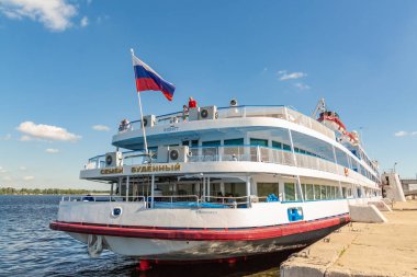 Samara / Rusya - 2 Temmuz 2019: Samara kentindeki iskelede dört katlı nehir yolcu gemisi 